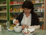 02 Farmacist-sef Liliana Simion, Preparand O Masca Pe Baza De Spirulina